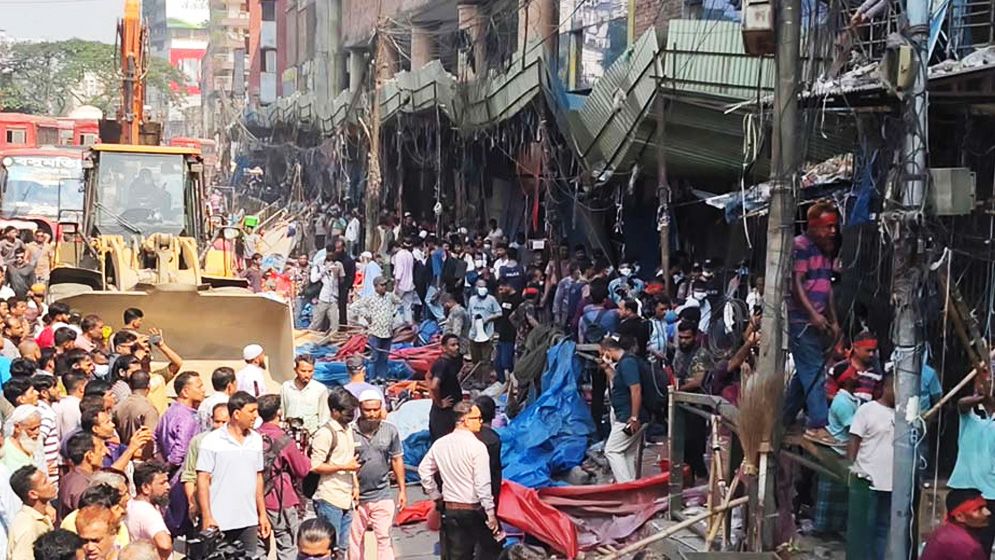 গুলিস্তানে ফুটপাত দখলমুক্ত করতে ডিএসসিসির অভিযান, ভাঙা হলো অবৈধ স্থাপনা