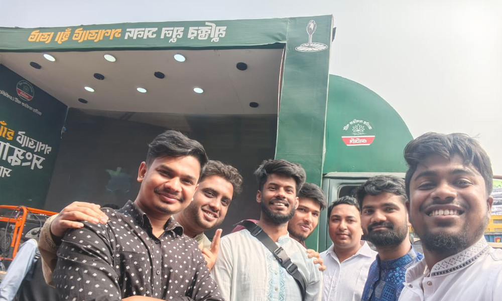‘গণভোটে হ্যাঁ’ ভোটের আহ্বানে নারায়ণগঞ্জে এনসিপির ভোটের গাড়ি প্রচারণা