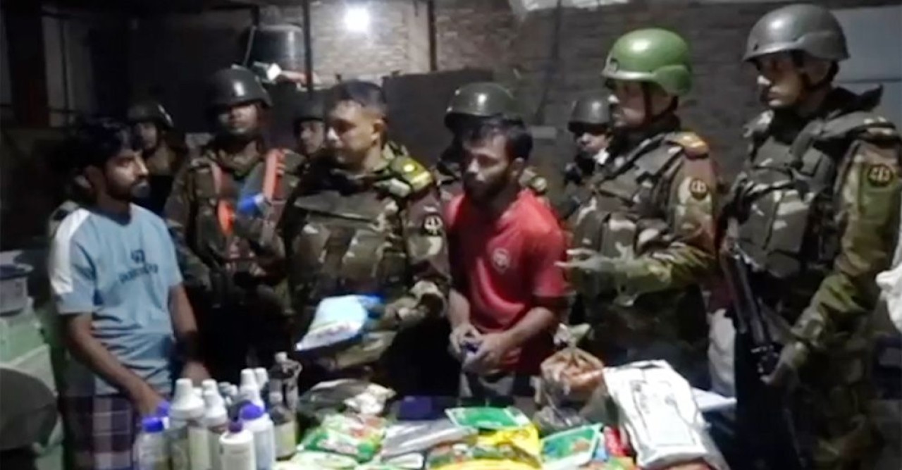 সানারপাড়–ডেমরায় অবৈধ কারখানায় সেনাবাহিনীর অভিযান: নকল সার–কীটনাশক জব্দ, আটক ২