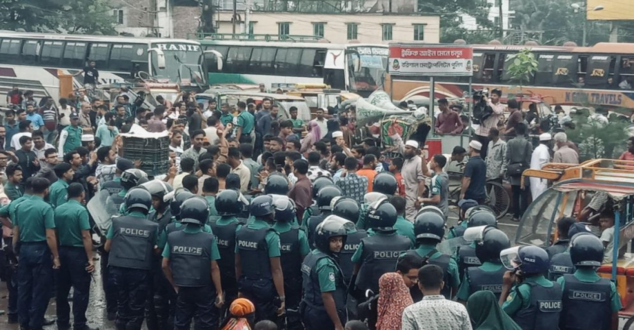 স্বাস্থ্যখাত সংস্কারের দাবিতে ঢাকা-বরিশাল মহাসড়ক অবরোধ