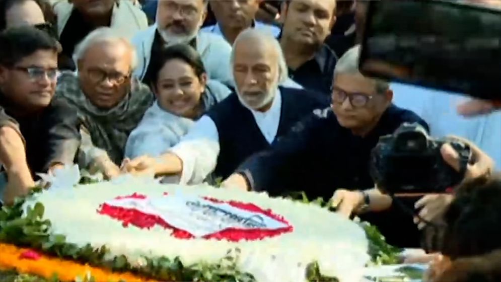 শহীদ বুদ্ধিজীবী দিবসে তারেক রহমানের পক্ষে স্মৃতিসৌধে শ্রদ্ধা জানাল বিএনপি