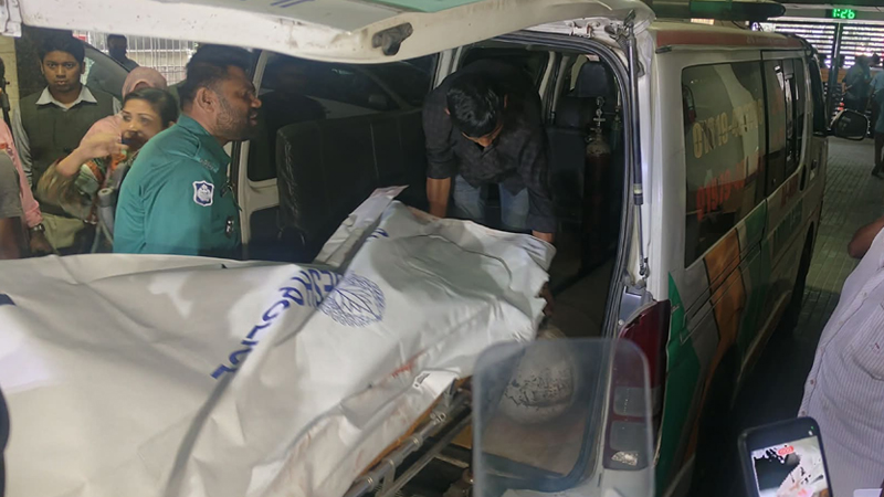 রাজধানীতে মা-মেয়েকে হত্যা, ঘটনাস্থলে পুলিশ