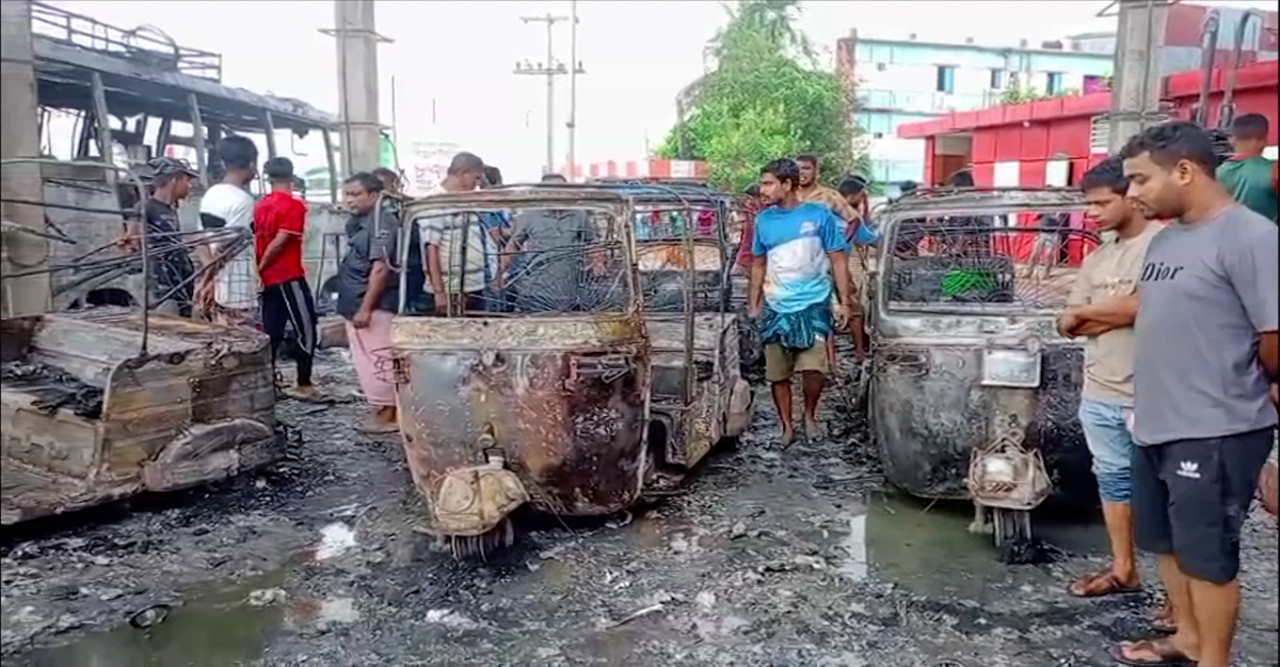 হবিগঞ্জে সিএনজি স্টেশনে অগ্নিকাণ্ড, পুড়ে গেল ৯ অটোরিকশা ও বাস