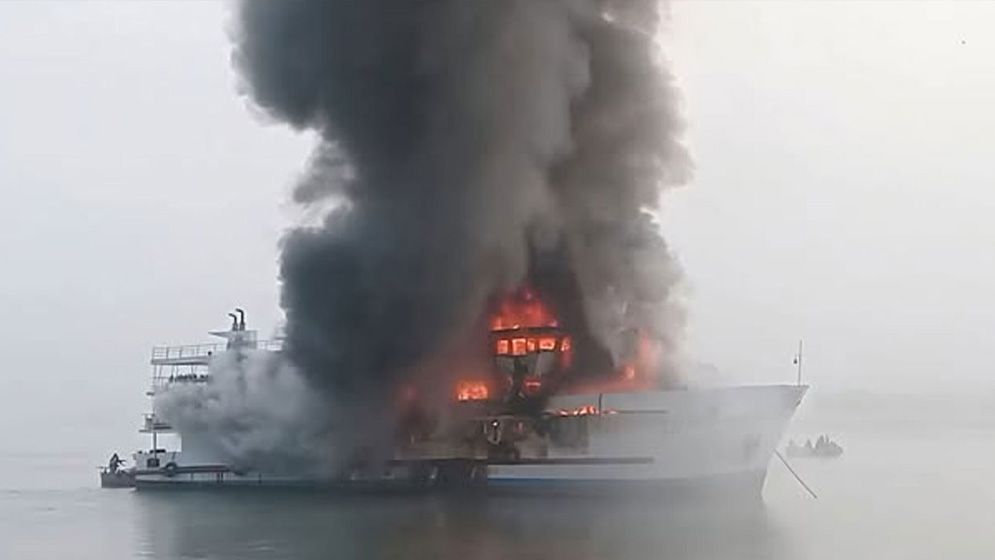 কক্সবাজারে সেন্টমার্টিনগামী জাহাজে ভয়াবহ আগুন: প্রাণ হারালেন এক ক্রু
