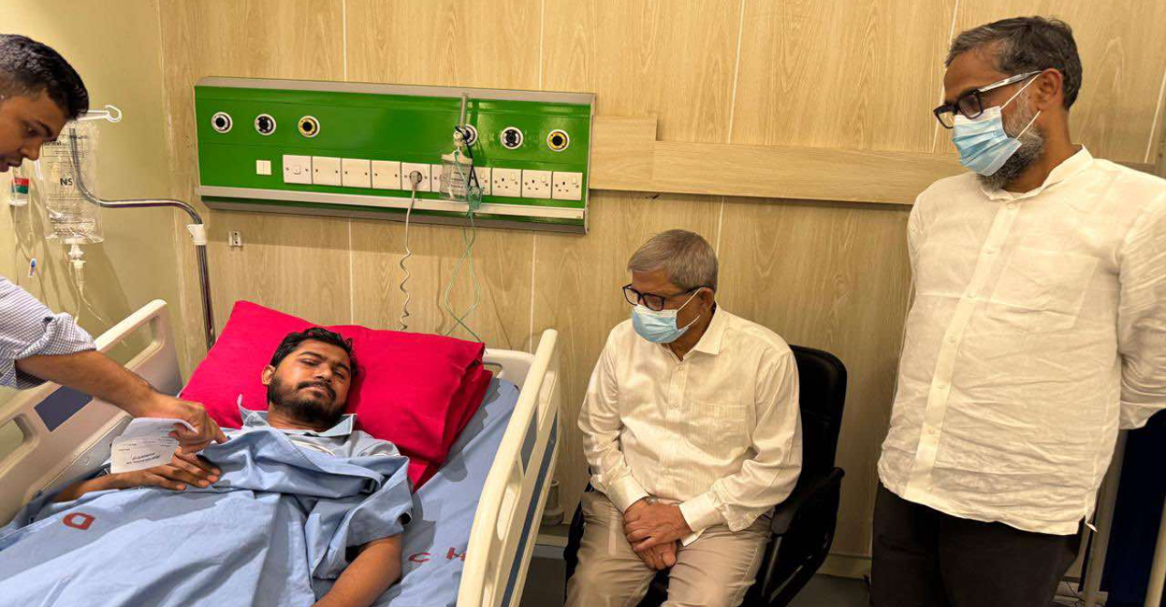 ঢামেকে নুরুল হক নুরকে দেখতে গেলেন মির্জা ফখরুল