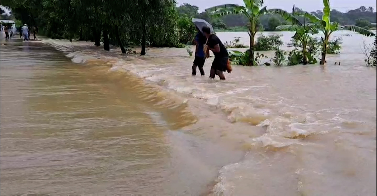 বন্যায় ফেনীর ১০৯ গ্রাম প্লাবিত, চরম দুর্ভোগে ফুলগাজী-পরশুরামের মানুষ