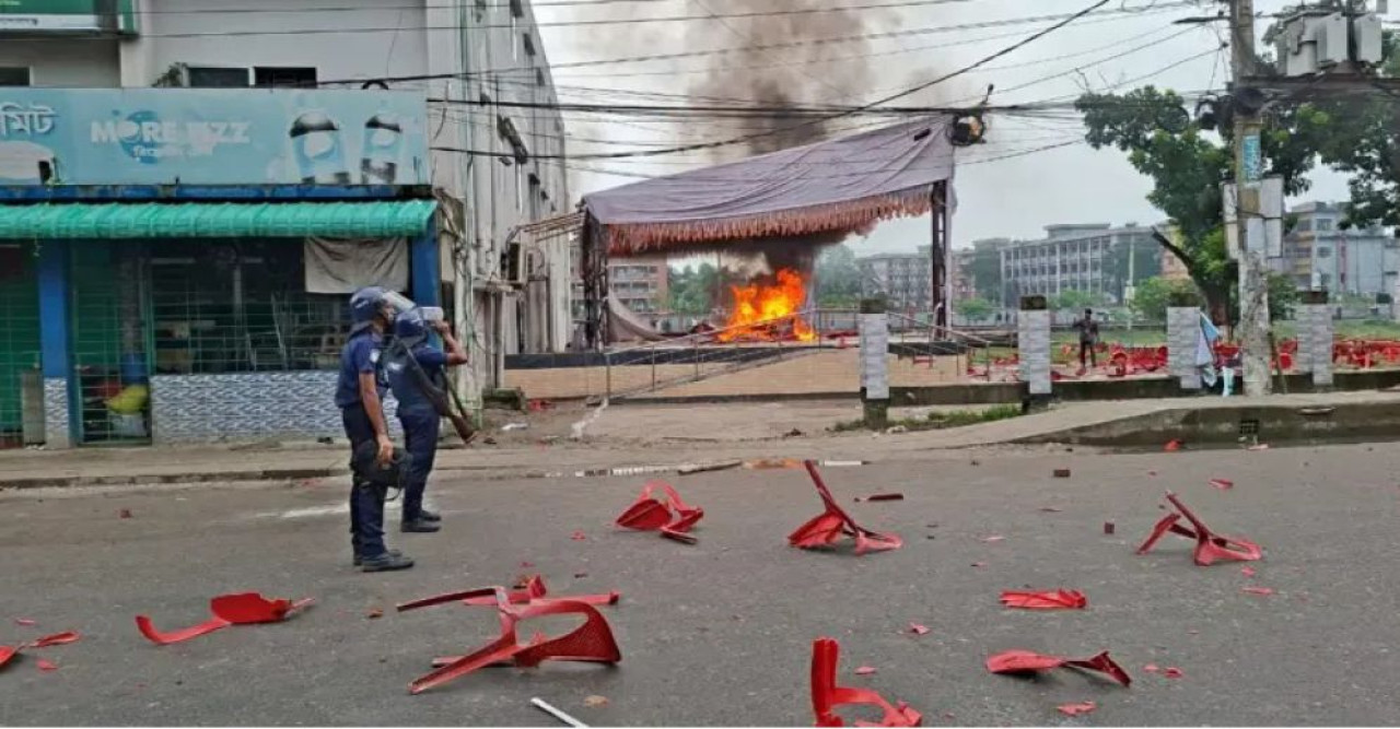 গোপালগঞ্জে রণক্ষেত্র, এনসিপির গাড়িবহরে হামলার পর ১৪৪ ধারা