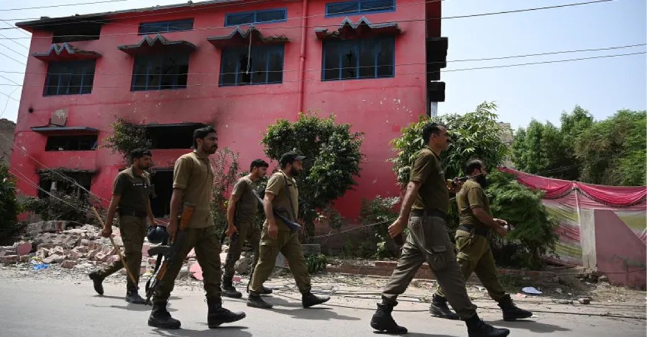পাকিস্তানে আঠা কারখানায় ভয়াবহ বিস্ফোরণ: ১৬ জন নিহত, দগ্ধ-আহত ৭