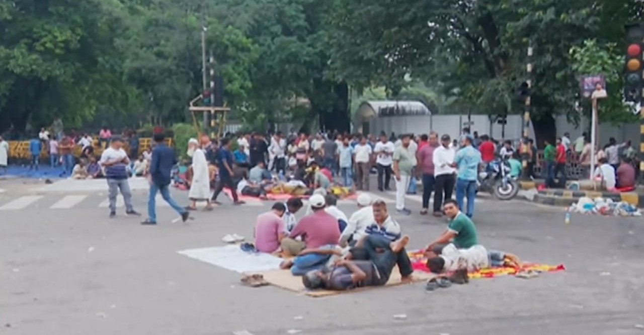 ইশরাক সমর্থকদের অবস্থান কর্মসূচি অব্যাহত, দুই উপদেষ্টার পদত্যাগের দাবিতে বিক্ষোভ