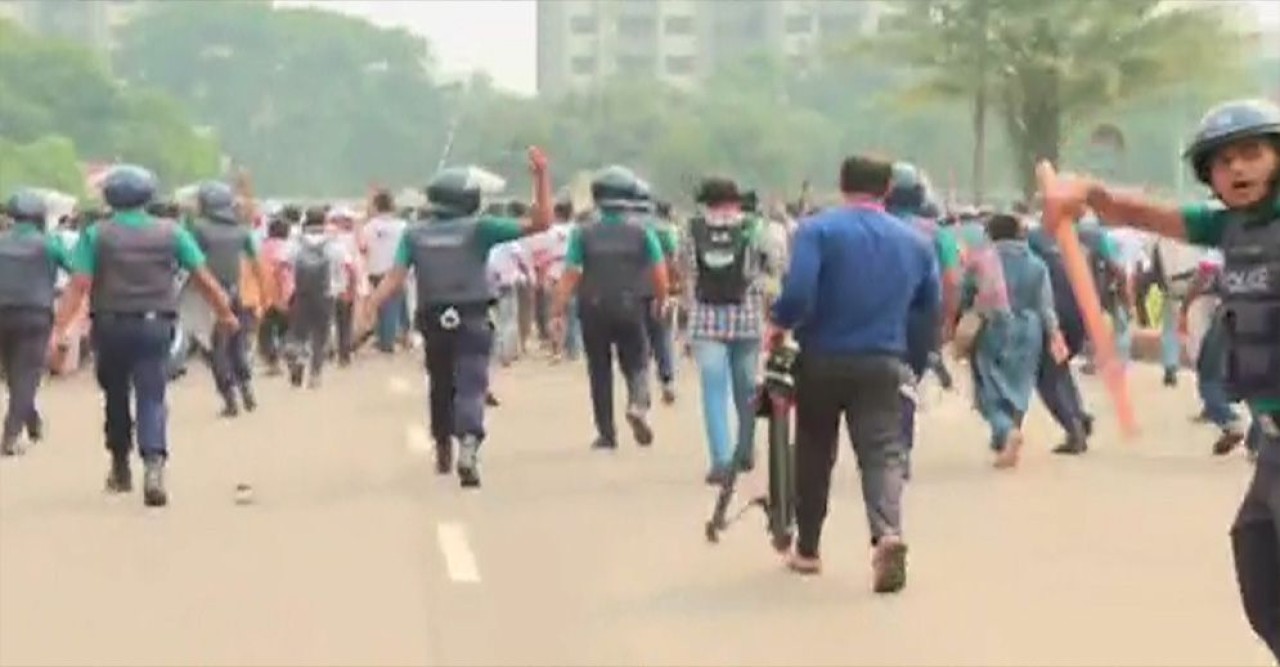 সংসদ ভবনের সামনে জুলাই যোদ্ধাদের সঙ্গে পুলিশের ধাওয়া-পাল্টা ধাওয়া