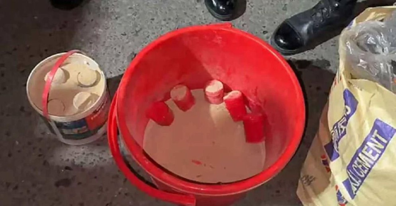 মোহাম্মদপুর জেনেভা ক্যাম্পে সেনা অভিযানে ৩২টি তাজা ককটেল ও বিস্ফোরক উদ্ধার, চারজন গ্রেফতার