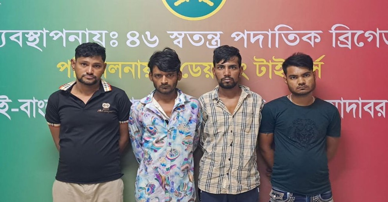 মোহাম্মদপুরের জেনেভা ক্যাম্পে সেনাবাহিনী ও র‍্যাবের যৌথ অভিযান: অস্ত্র ও মাদকসহ চারজন গ্রেফতার