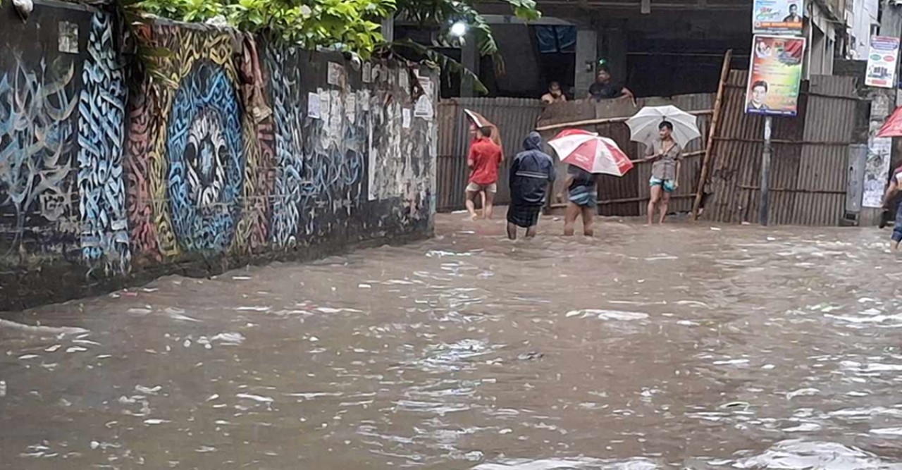 রাজধানীতে সারারাত বৃষ্টি, জলাবদ্ধতায় জনদুর্ভোগ