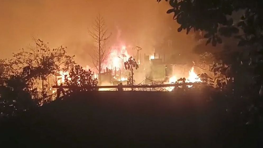 উখিয়ার রোহিঙ্গা ক্যাম্পে ভয়াবহ অগ্নিকাণ্ড, পুড়েছে শতাধিক ঘর ও শিক্ষা–ধর্মীয় স্থাপনা