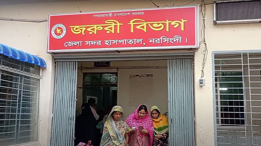 নরসিংদীর রায়পুরা উপজেলায় পারিবারিক কলহের জেরে আফিয়া আক্তার (৪৫) নামে এক গৃহবধূকে ছুরিকাঘাতে হত্যার অভিযোগ উঠেছে তার স্বামী মোহাম্মদ সুজনের বিরুদ্ধে।  সোমবার (২৭ এপ্রিল) দিবাগত রাতে উপজেলার হাইরমারা ইউনিয়ন-এর হাইরমারা গ্রামে এ ঘটনা ঘটে।  স্থানীয় সূত্র জানায়, পারিবারিক বিরোধের এক পর্যায়ে স্বামী সুজন মিয়া স্ত্রী আফিয়াকে ছুরিকাঘাত করেন। ঘটনাস্থলেই তার মৃত্যু হয়। নিহত আফিয়া আক্তার পাঁচ সন্তানের জননী ছিলেন।  অভিযুক্ত সুজন মিয়া পেশায় একজন ইজিবাইক চালক। ঘটনার পর থেকেই তিনি পলাতক রয়েছেন বলে জানিয়েছে পুলিশ।  পুলিশ জানিয়েছে, ঘটনার তদন্ত চলছে এবং অভিযুক্তকে গ্রেপ্তারের চেষ্টা অব্যাহত রয়েছে।