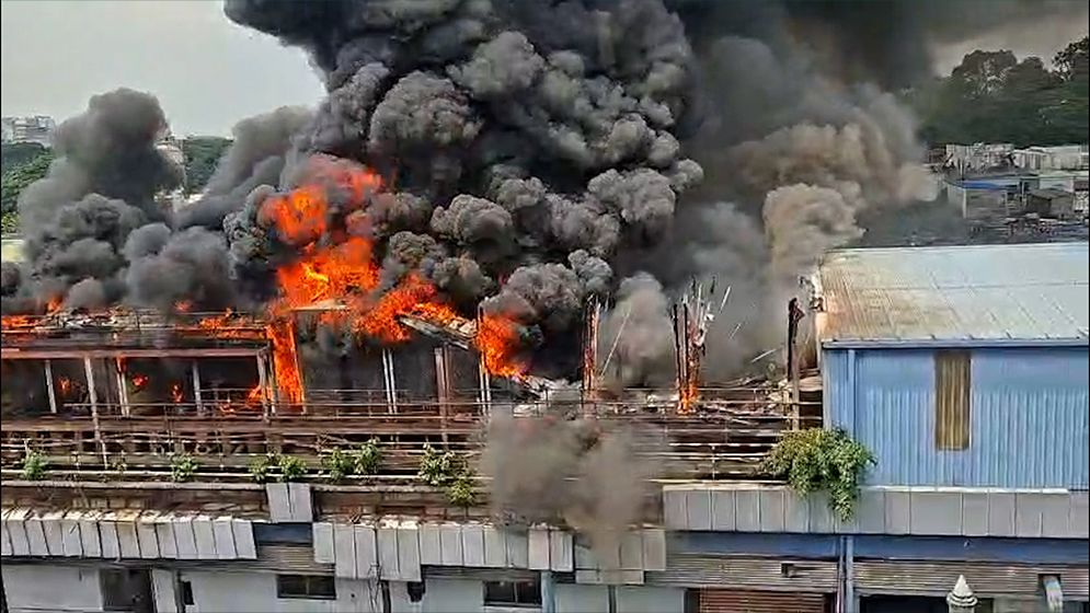 মহাখালীতে পুরোনো ভবনে আগুন, নিয়ন্ত্রণে ৩ ইউনিট