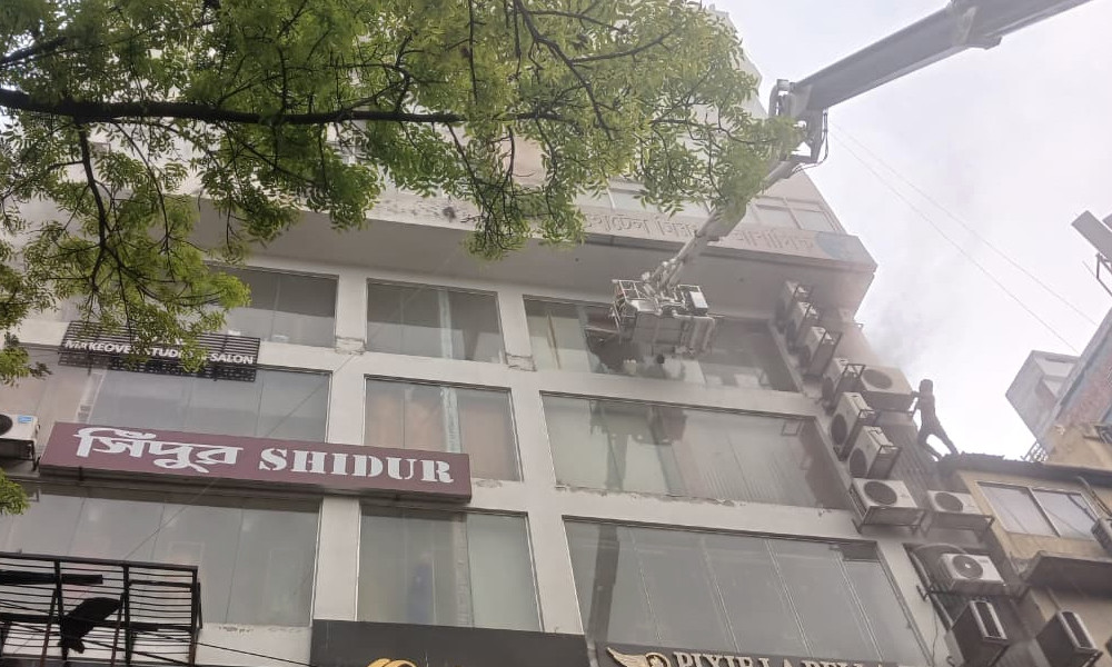 মিরপুর-২‑এ ১১ তলা বাণিজ্যিক ভবনের তৃতীয় তলায় আগুন, ফায়ার সার্ভিসের ৪‑৫ ইউনিট তৎপর