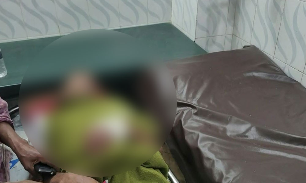 মেয়েকে উত্যক্তের প্রতিবাদ করায় বাবাকে মারধর, হাত ভেঙে গেছে