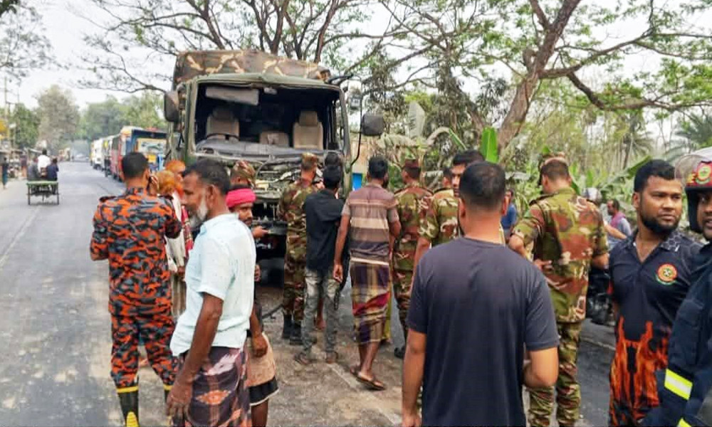 রাজশাহীর পুঠিয়ায় যাত্রীবাহী বাস ও সেনাবাহিনীর গাড়ির সংঘর্ষ, এক সেনা সদস্য আহত