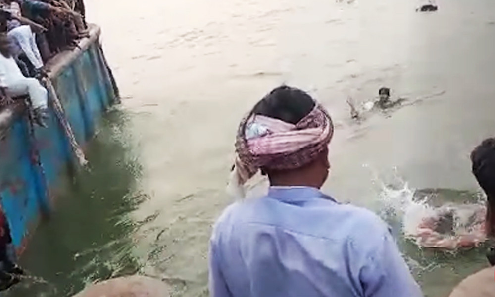 দৌলতদিয়ায় ফেরিতে ওঠার সময় পদ্মায় বাস, বহু হতাহতের আশঙ্কা