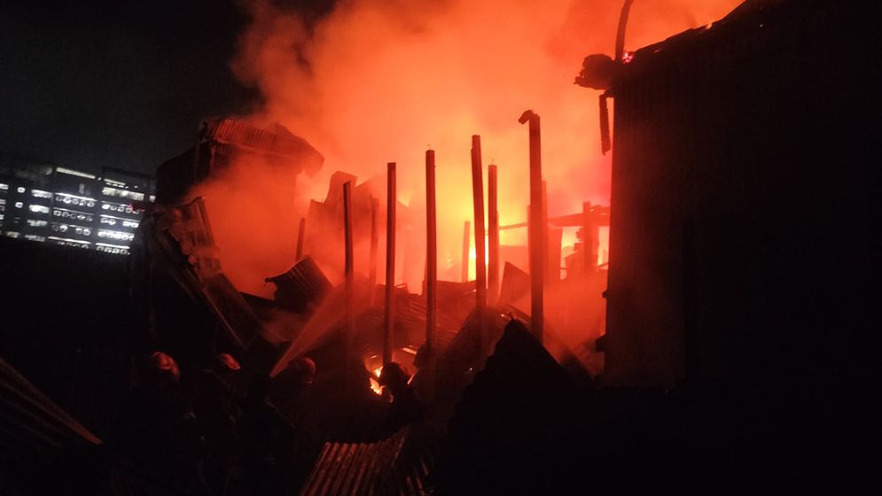 নামাবাজার বস্তিতে ভয়াবহ আগুন, পুড়ল অন্তত ৫০ ঘর