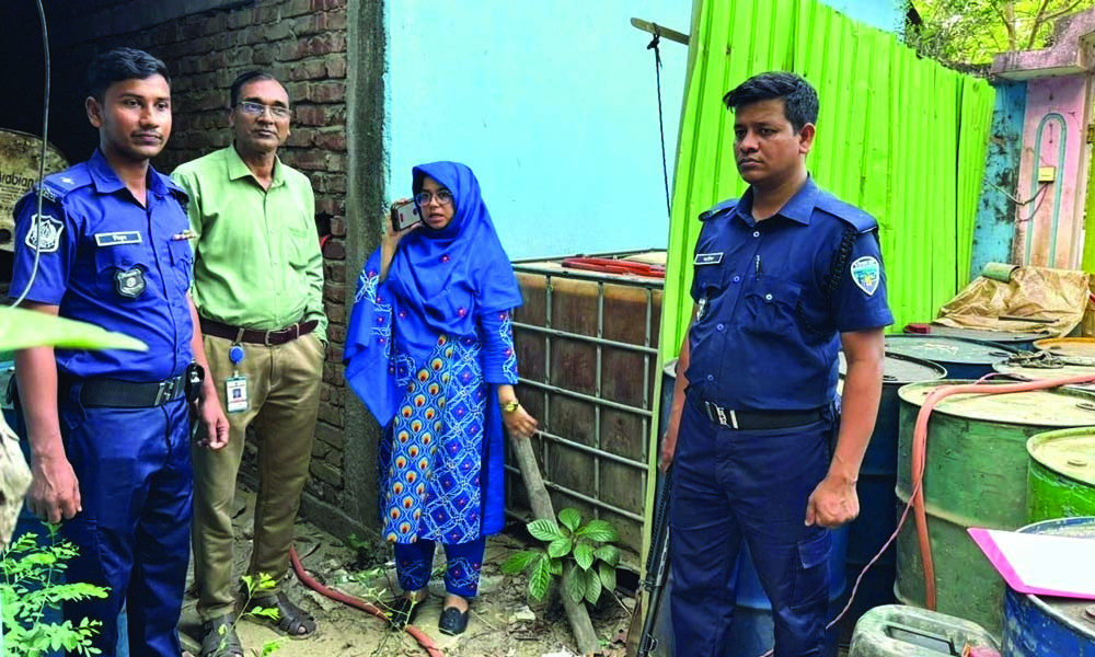 সেনবাগে অভিযানে সাড়ে ৫ হাজার লিটার জ্বালানি তেল জব্দ, ব্যবসায়ীকে জরিমানা