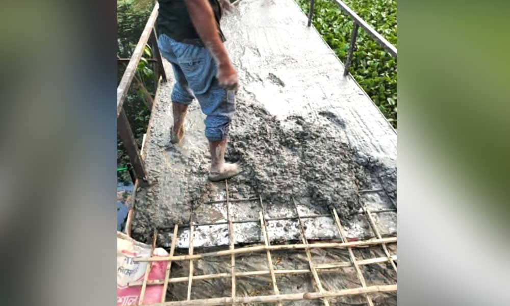 আগৈলঝাড়ায় সেতু নির্মাণে রডের বদলে বাঁশ, নিম্নমানের কাজের অভিযোগে সমালোচনা