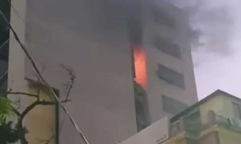 বনানীর বহুতল ভবনে আগুন, নিয়ন্ত্রণে ফায়ার সার্ভিসের ৫ ইউনিট