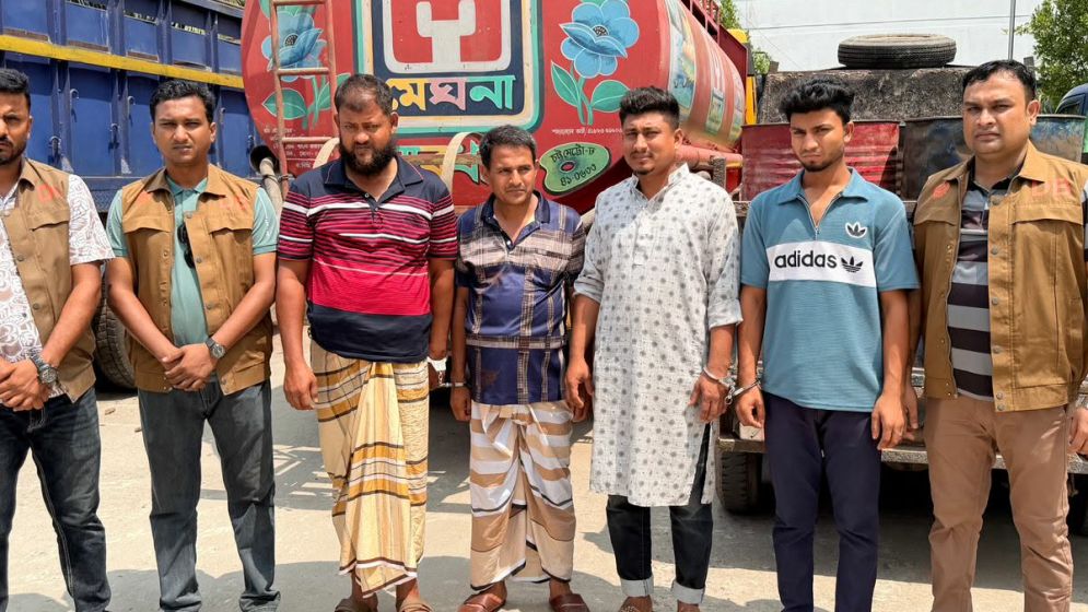 নোয়াখালীতে অবৈধ ডিজেল মজুতের অভিযোগে চারজন আটক, জব্দ ১৪০০ লিটার জ্বালানি