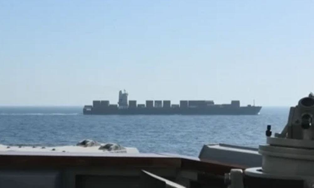 গত সপ্তাহে যুক্তরাষ্ট্রের সেনারা ইরানের পতাকাবাহী যে কার্গো জাহাজ আটক করেছে, সেটি ছেড়ে দেওয়ার আহ্বান জানিয়ে জাতিসংঘের কাছে চিঠি পাঠিয়েছে তেহরান। জাতিসংঘের মহাসচিব আন্তোনিও গুতেরেসের কাছে মঙ্গলবার ওই চিঠি পাঠান জাতিসংঘে নিযুক্ত ইরানের স্থায়ী প্রতিনিধি আমির সাঈদ ইরাভানি।  সেখানে ইরানের পতাকাবাহী পণ্যবাহী জাহাজ আটকের ঘটনাকে ‘জলদস্যুতা’ অভিহিত করে সেটির বিরুদ্ধের ‘কঠোর নিন্দা’ জানিয়েছে তেহরান। যুক্তরাষ্ট্রের এমন পদক্ষেপের বিরুদ্ধে ব্যবস্থার নেওয়ার কথাও চিঠিতে উল্লেখ করা হয়েছে।   চিঠিতে তেহরান বলেছে, ‘আন্তর্জাতিক আইন অনুযায়ী, এই নির্লজ্জ কর্মকাণ্ড মোকাবিলা করার পূর্ণ অধিকার ইরানের ইসলামী প্রজাতন্ত্রের রয়েছে।’  এদিকে ইরানের বিরুদ্ধে যুদ্ধে যুক্তরাষ্ট্র সামরিকভাবে বিজয় লাভ করেছে বলে দাবি করেছেন মার্কিন প্রেসিডেন্ট ডোনাল্ড ট্রাম্প। যুক্তরাষ্ট্রে সফররত ব্রিটেনের রাজা তৃতীয় চার্লসকে আপ্যায়নকালে তিনি এমন দাবি করেন। যদিও কথা বলার সময় সরাসরি ইরানের নাম উল্লেখ করেননি ট্রাম্প, বরং ‘প্রতিপক্ষ’ বলে সম্বোধন করেছেন।   ডোনাল্ড ট্রাম্প বলেন, ‘আমরা সেই নির্দিষ্ট প্রতিপক্ষকে সামরিকভাবে পরাজিত করেছি।’ ইরানকে কোনোভাবেই পারমাণবিক অস্ত্র বানাতে দেওয়া হবে না বলেও জানান তিনি।  ট্রাম্প আরো বরেন, ‘আমরা ওই প্রতিপক্ষকে, চার্লস আমার সঙ্গে একমত, পারমাণবিক অস্ত্র অর্জন করতে দেব না।’  ‘কমিউনিজম, ফ্যাসিবাদ ও স্বৈরাচার’ শক্তির বিরুদ্ধে যুক্তরাষ্ট্র ও যুক্তরাষ্ট্র একজোট হয়ে লড়বে বলেও জানিয়েছেন মার্কিন প্রেসিডেন্ট।