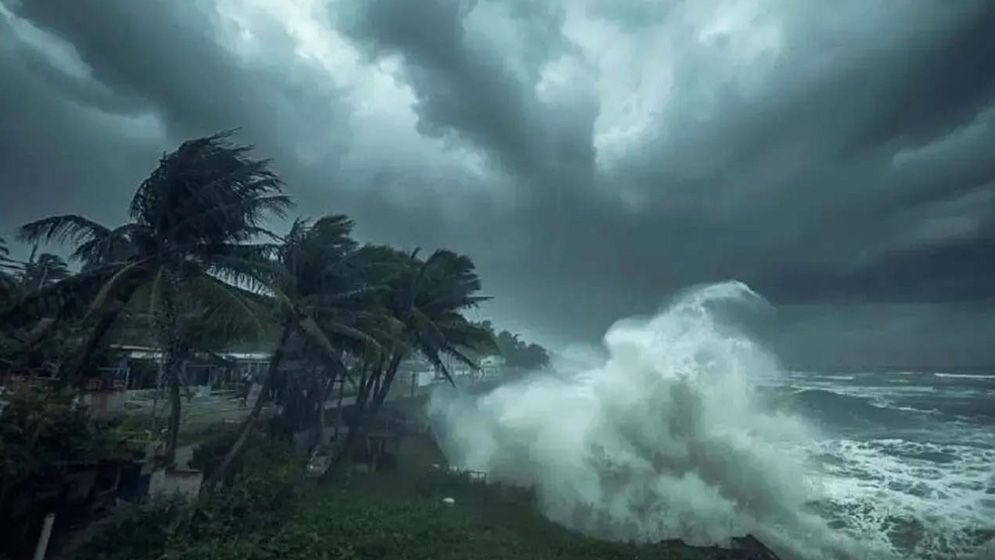 দুপুরের মধ্যে ১৪ জেলায় ঝড়-বৃষ্টির আশঙ্কা, নদীবন্দরে সতর্কতা
