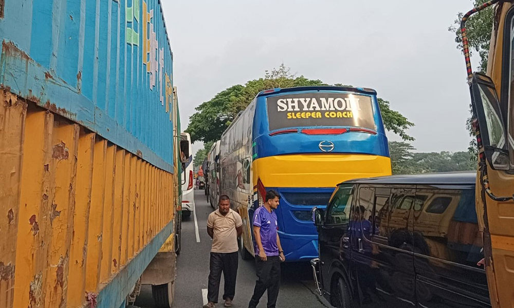 ঢাকা–চট্টগ্রাম মহাসড়কে কুমিল্লা অংশে তীব্র যানজট, যাত্রীদের ভোগান্তি