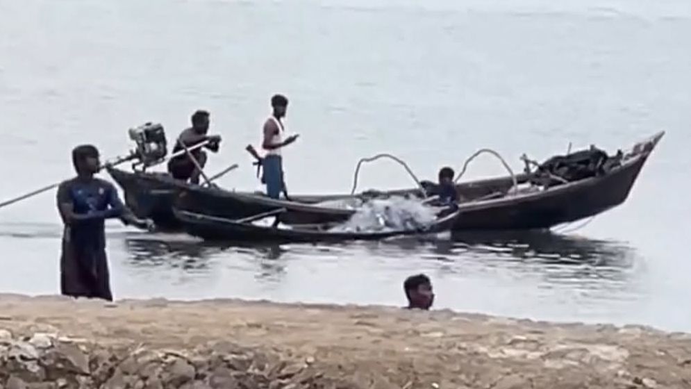 টেকনাফে নাফ নদীতে জেলেদের লক্ষ্য করে গুলিবর্ষণ, আতঙ্কে স্থানীয়রা