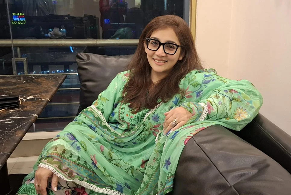 নব্বইয়ের দশকের নৃত্যশিল্পী ফারজানা রিয়া ঢাকায় পুনর্মিলনীতে