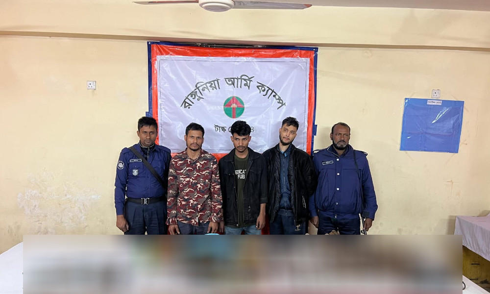 রাঙ্গুনিয়ায় যৌথ বাহিনীর অভিযানে অপহৃত ব্যক্তি উদ্ধার, মাদকসহ গ্রেপ্তার ৩