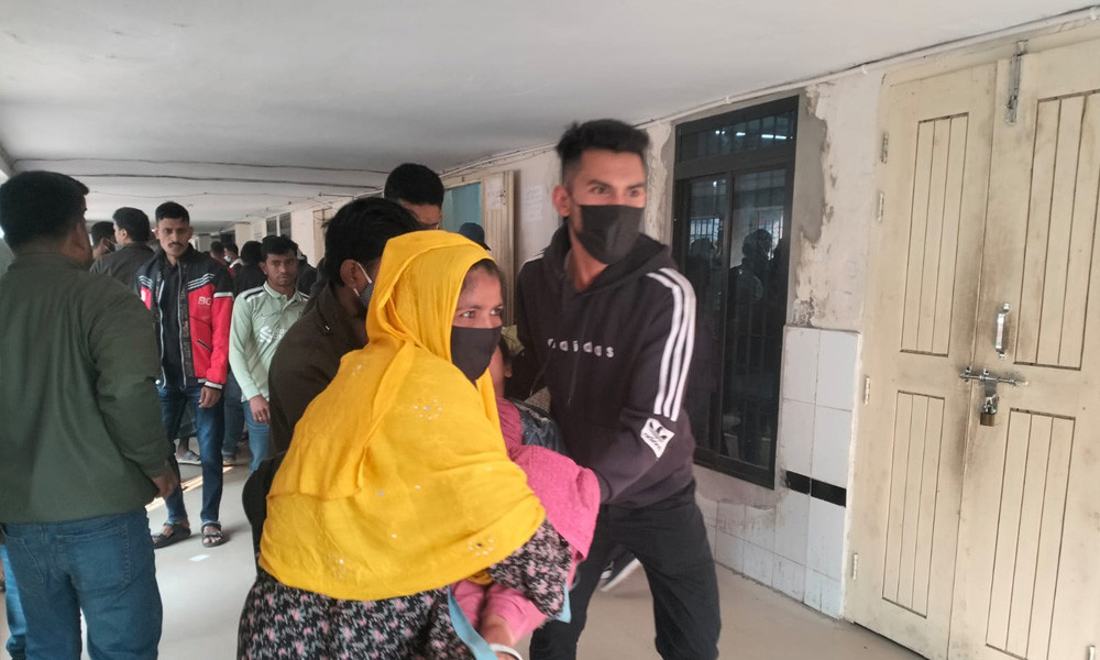 গাজীপুরে মশা তাড়ানোর গ্যাসে খিঁচুনি, দুই কারখানার শতাধিক শ্রমিক অসুস্থ