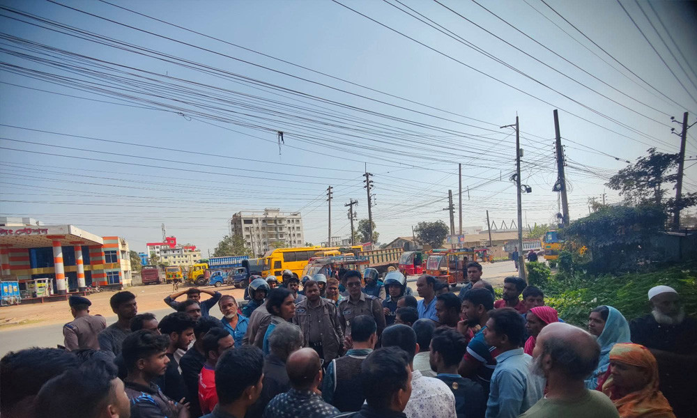 সোনারগাঁও টেক্সটাইলের ছাঁটাই শ্রমিক নেতাদের প্রতিবাদে বরিশালে কর্মবিরতি ও মহাসড়ক অবরোধ