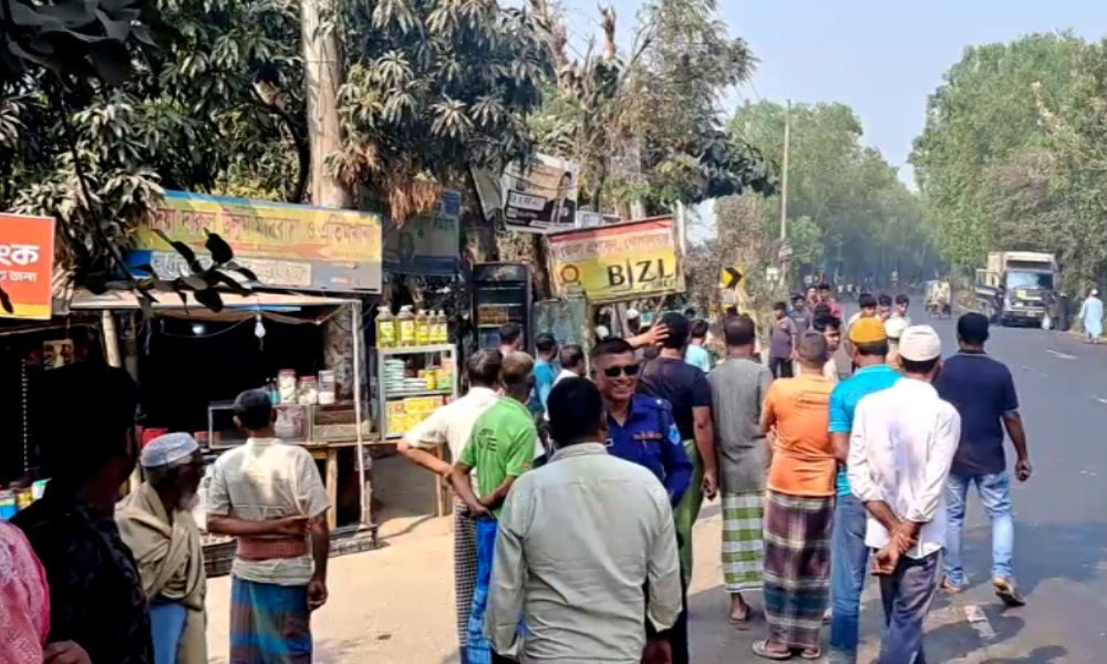ডুমদিয়ায় বাস চাপায় অজ্ঞাত বৃদ্ধা নিহত, সড়ক অবরোধে বিক্ষোভ