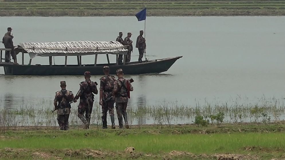 গোমস্তাপুরে বিএসএফের পুশইন চেষ্টায় সহায়তার অভিযোগে ৭ বাংলাদেশিকে আটক