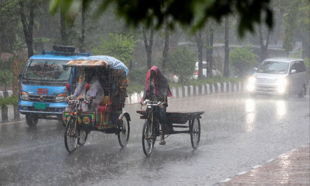 দুপুরের মধ্যে ঢাকায় বজ্রসহ বৃষ্টির সম্ভাবনা, কমতে পারে তাপমাত্রা