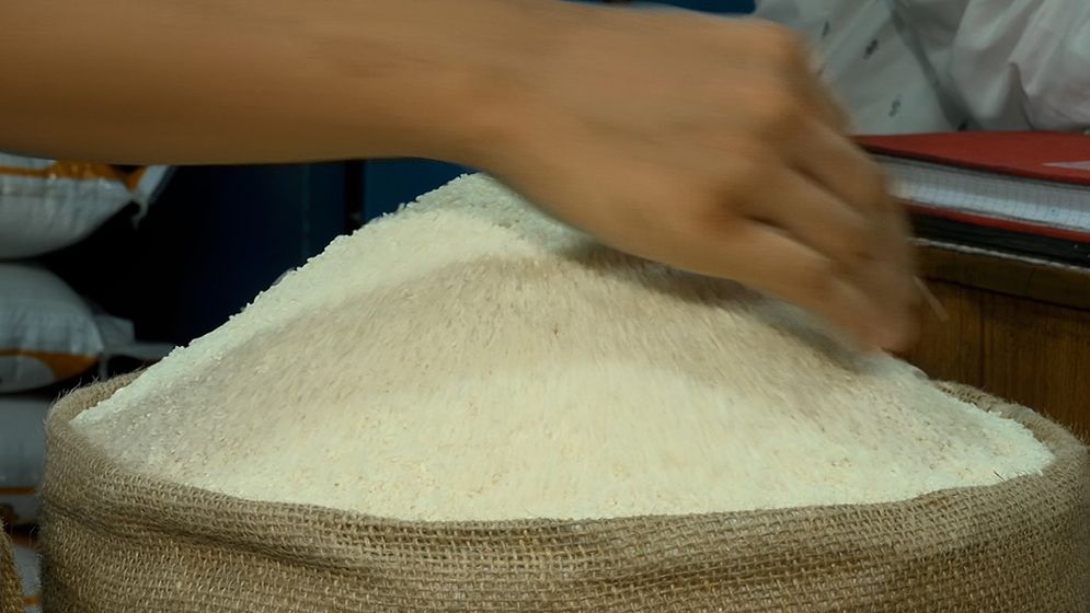 রফতানি বাড়ায় সুগন্ধি চালের দামে আগুন, মাসে কেজিতে বেড়েছে ৮০ টাকা