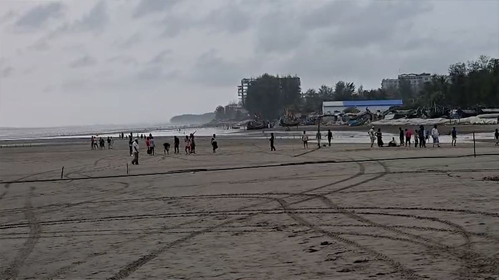 কক্সবাজারে প্যারাসেইলিং করতে গিয়ে সমুদ্রে পড়ে পর্যটকের মৃত্যু