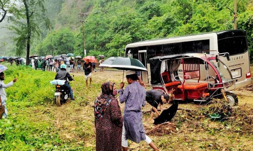 টানা বৃষ্টিতে কক্সবাজারে দুই স্থানে পাহাড়ধস, আহত ৩