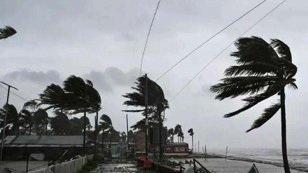 ৭ অঞ্চলে ৬০ কিমি বেগে ঝড়ের আভাস, নৌবন্দরে সতর্কতা