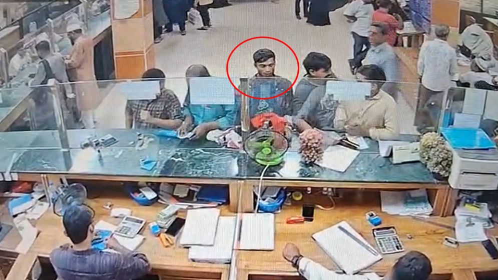 সোনালী ব্যাংকের ভেতর থেকে গ্রাহকের ৭ লাখ ৮০ হাজার টাকা চুরি