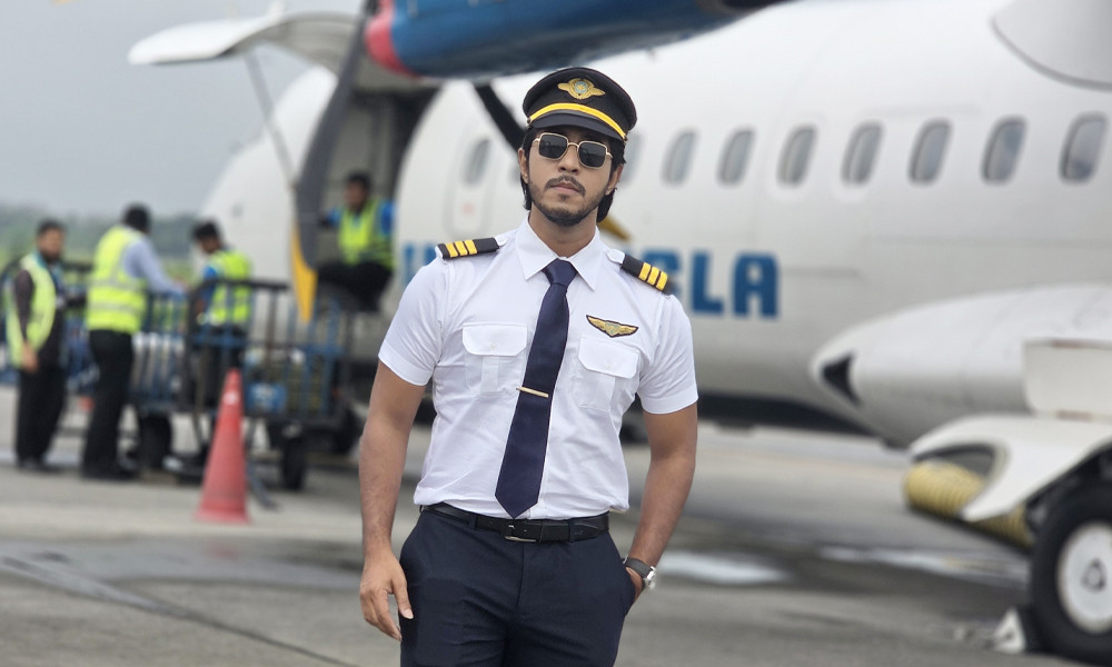 পাইলটের বেশে বিমানবন্দরে তৌসিফ, যাত্রীদের চোখে কৌতূহল