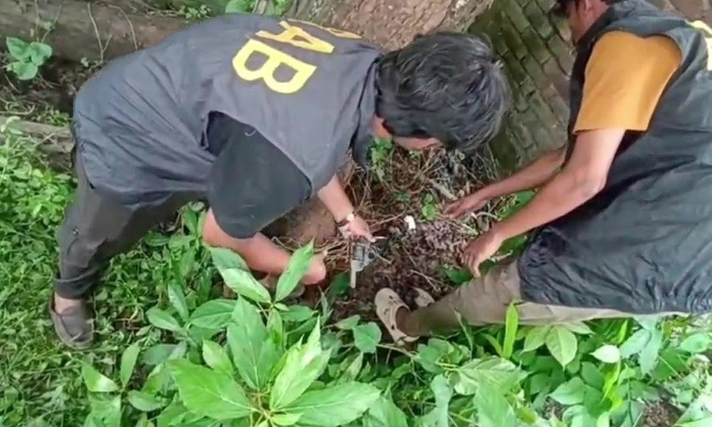 ফতুল্লায় পরিত্যক্ত ফ্যাক্টরি থেকে বিদেশি রিভলবার-গুলি উদ্ধার