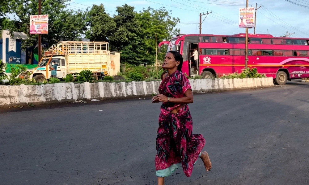 মেয়ের পড়ার খরচ জোগাতে খালি পায়ে ম্যারাথনে প্রথম ৪৭ বছরের মা
