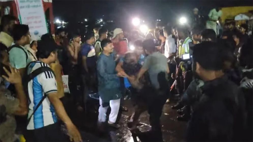 খুলনায় ফেরির সঙ্গে সংঘর্ষে যাত্রীবাহী ট্রলার ডুবি, ৩৫ জন উদ্ধার