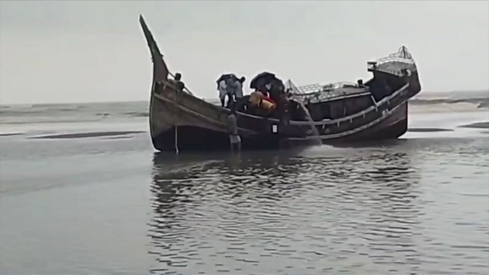 সোনাদিয়া চ্যানেলে ট্রলারডুবি, দুই জেলের মরদেহ উদ্ধার